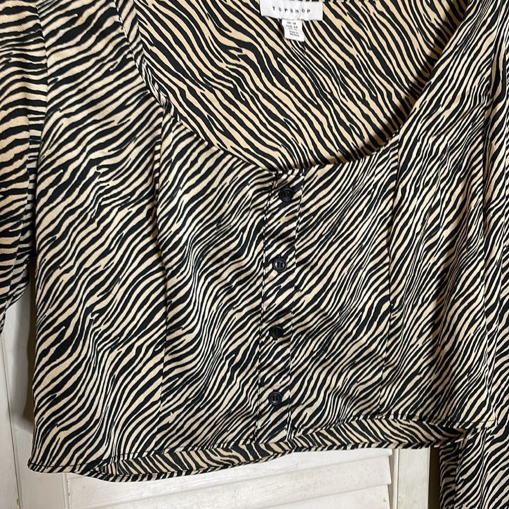 Zebra Crop Button Top - Picture 3 of 4
